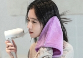 Sấy tóc sai cách không chỉ hại tóc mà còn “phá hủy” thính giác, bác sĩ liệt kê 5 lưu ý