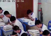 'Lò đào tạo học bá' khó tin tại trường điểm Trung Quốc: Camera giám sát 12 tiếng/ngày, quay bút nửa giây cũng bị nêu tên trước toàn trường