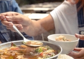 Một hành động nhỏ sau khi nấu canh có thể khiến cả nhà ngộ độc, bác sĩ đưa ra cảnh báo
