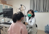 Nữ sinh 14 tuổi bỗng nhìn 1 thành 2, bị lác mắt vì mỗi ngày làm việc này hơn 10 tiếng