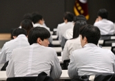 Khủng hoảng y tế tại Hàn Quốc: Kế hoạch tăng tuyển sinh không thay đổi, người người nhà nhà đổ xô đến học viện ôn thi vào trường y