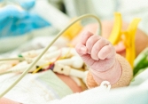 Bé trai chưa đầy 1 tuổi chân tay tím tái chỉ sau một cốc nước mật ong của bà nội, nguyên nhân gây bất ngờ