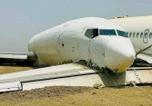 Máy bay Boeing mất kiểm soát đâm thẳng xuống đường băng: Toàn bộ hai máy bay vỡ tan tành tạo nên cảnh tượng kinh hoàng