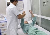 Nam thanh niên thoát nguy cơ liệt tứ chi nhờ phẫu thuật thay thân đốt sống nhân tạo