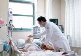 Chàng trai đột nhiên không thể dậy khỏi giường, tiểu không tự chủ vì 1 thói xấu ban đêm nhiều người trẻ mắc