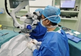 Cô gái 18 tuổi có nguy cơ bị mù do bong võng mạc vì 1 thứ nhiều người dùng mỗi ngày
