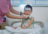 Cậu bé đột ngột sốt cao rồi hôn mê sau một lần tắm biển, không ngờ não đã bị “ăn mất”