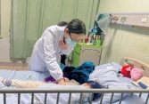 Bé gái 2 tuổi ngộ độc chì nguy kịch chỉ vì cách chữa khó ngủ của bà nội, bác sĩ hoảng hốt: 'Quá mê tín'
