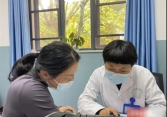 Người phụ nữ 35 tuổi miệng nổi đầy mụn rộp vì lười làm 1 việc nhiều người cùng mắc