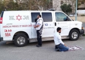 Hình ảnh cầu nguyện của hai nhân viên y tế Israel trở thành khoảnh khắc cảm hứng trong đại dịch Covid-19.