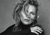Kate Moss chia sẻ về cơ thể 'siêu gầy': cảm thấy như trở thành “vật tế' cho nhiều người