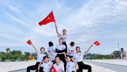 Nhiều nhóm nữ yoga chào mừng Quốc khánh bằng hình ảnh nghệ thuật cùng Quốc kỳ.