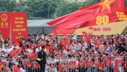 Người dân hát 'Như có Bác Hồ trong ngày vui đại thắng' khi chờ đón buổi sơ duyệt diễu binh