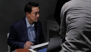  Hứa Vĩ Văn căng thẳng diễn cùng đàn cá trê trong phim kinh dị ‘Đồi hành xác: Tà thuyết đen trở lại’