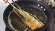 Rán cá đừng chỉ cho mỗi dầu: Thêm 3 thứ này vào chảo, đảm bảo cá vàng giòn đẹp mắt, không lo bắn dầu