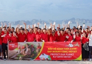 Gần 600 “chiến binh” Vietjet đồng loạt ra quân làm sạch biển Hạ Long