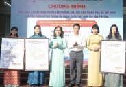 Phường Xuân Hòa trao tặng bản đồ hành chính TP.HCM cho các trường học