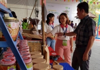 Mở cửa phiên chợ tết bán hàng đặc sản các vùng miền