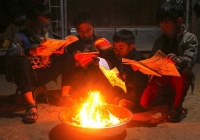 Nguy hiểm tiềm ẩn từ việc sưởi ấm bằng than củi tránh rét 