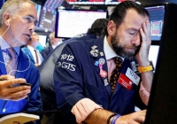 Chứng khoán Mỹ giảm kỷ lục trong bối cảnh thất nghiệp tăng cao