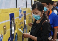 Sau 'ATM gạo', Sài Gòn có thêm xe buýt phát... khẩu trang miễn phí tự động
