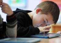 Sau vụ YouTuber Thơ Nguyễn, bố mẹ nên dạy con dùng mạng xã hội thế nào để an toàn?