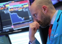 Chứng khoán Mỹ giảm mạnh, cổ phiếu du lịch và bán lẻ bị bán tháo