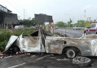 Khoảnh khắc tài xế bò lồm cồm ra khỏi chiếc xe tải đang bốc cháy