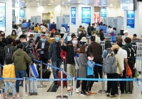 Hàng không tăng cường giám sát khách đeo khẩu trang ở sân bay