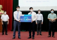 Thêm 125 tỷ đồng, 1 triệu USD và 1 triệu liều vaccine cho Quỹ mua vaccine phòng COVID-19