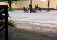 Cảnh sát cơ động phạt 3 học sinh 'thụt dầu' do vi phạm luật giao thông