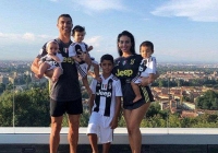 Choáng ngợp cuộc sống xa hoa của Cristiano Ronaldo: Sở hữu hàng loạt đồng hồ, 'xế hộp' xịn, chi 37.000 USD chỉ để gọi đồ uống