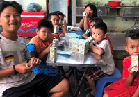 Quỹ sữa Vươn cao Việt Nam mang lại nụ cười hạnh phúc cho trẻ thơ trong mùa dịch