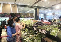 Người dân TP.HCM vẫn mua rau xanh giá cao gấp 3-4 lần