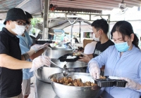 Những bếp ăn từ thiện luôn đỏ lửa giữa Sài Gòn