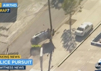 Ô tô lao như bay chạy trốn cảnh sát, kết cục đâm thẳng cột điện