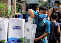 San sẻ khó khăn mùa dịch, Vinamilk tặng 45.000 phần quà cho người dân gặp khó khăn tại TP.HCM, Bình Dương, Đồng Nai