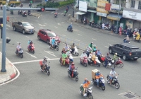 Người dân TP.HCM nườm nượp đi lại, tất bật mua sắm dù đang giãn cách xã hội