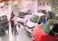 Vừa mua ô tô mới, khách hàng lao xe từ tầng hai đại lý xuống đất