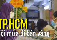 Đội mưa xếp hàng bán vàng ở TP.HCM