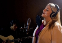 Nữ nhân viên Đại sứ quán Mỹ ‘đốn tim’ dân mạng bằng ca khúc ‘Bụi phấn’ nhân ngày Nhà giáo Việt Nam