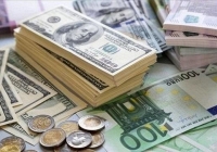 Đồng USD tiếp tục tăng cao 