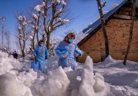 Cận cảnh việc tiêm vaccine COVID-19 ở một trong những nơi khắc nghiệt nhất thế giới