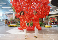 Gia đình Khánh Thi – Phan Hiển diện áo dài ngẫu hứng nhảy Dancesport khi dạo chơi Hội Hoa Xuân 2022 