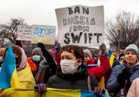 SWIFT là gì và nó có thể được sử dụng để chống lại Putin?