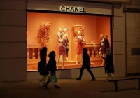 Chanel ngừng bán túi xách cho người Nga muốn đem về nước