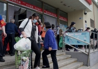 COVID-19 tăng đột biến ở Bắc Kinh, người dân hoảng loạn mua sắm 