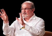 Tiểu thuyết gia Salman Rushdie bị đâm vào cổ ở New York 