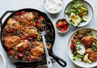 Món ngon mỗi ngày: Gà nướng chảo với cơm, ớt và đậu đen