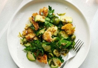 Món ngon mỗi ngày: Salad bánh mì Tuscan bí ngòi